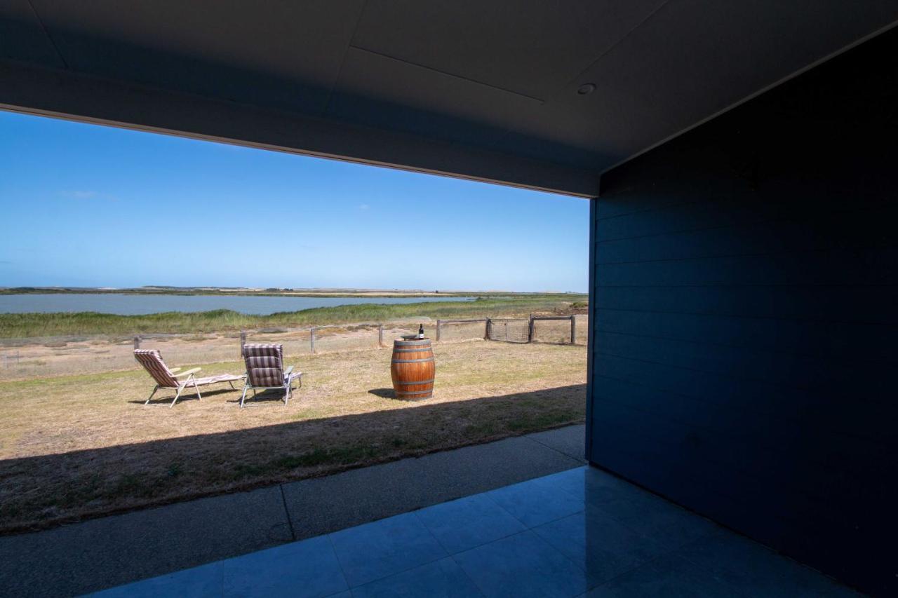 Coorong Island Retreat - Farm Stay At Pet Friendly Property Meningie Esterno foto